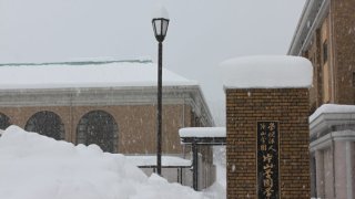 学生寮  雪の日の寮生